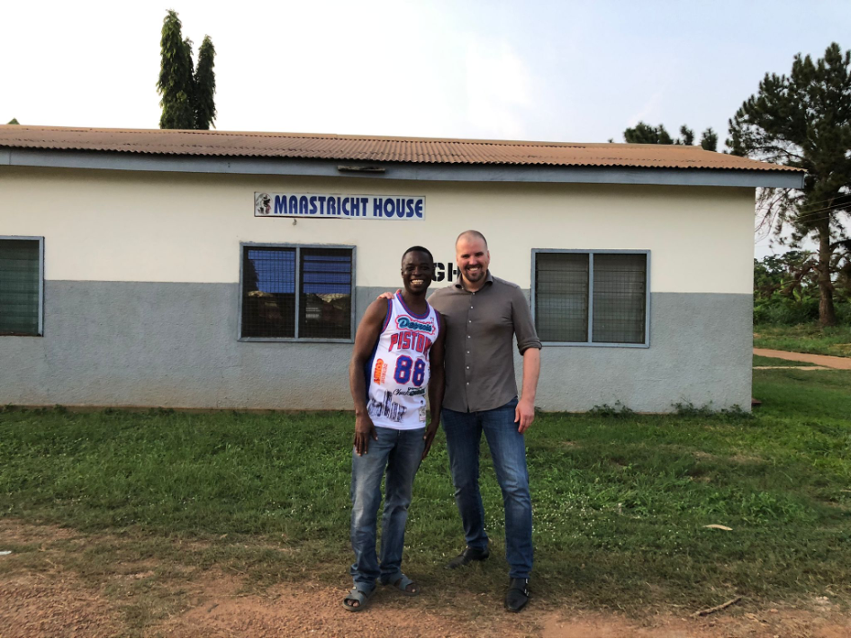 Steven en Joey bij het Maastricht House op de compound van het ziekenhuis
