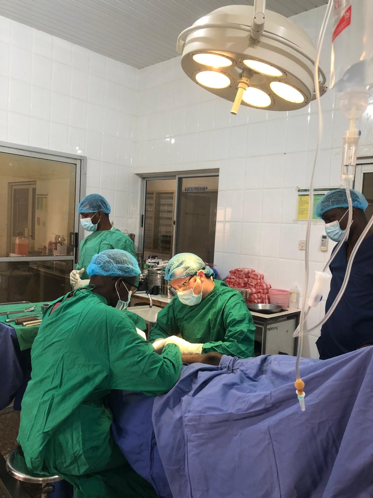 Hidde en Prosper aan het werk op de operatiekamer