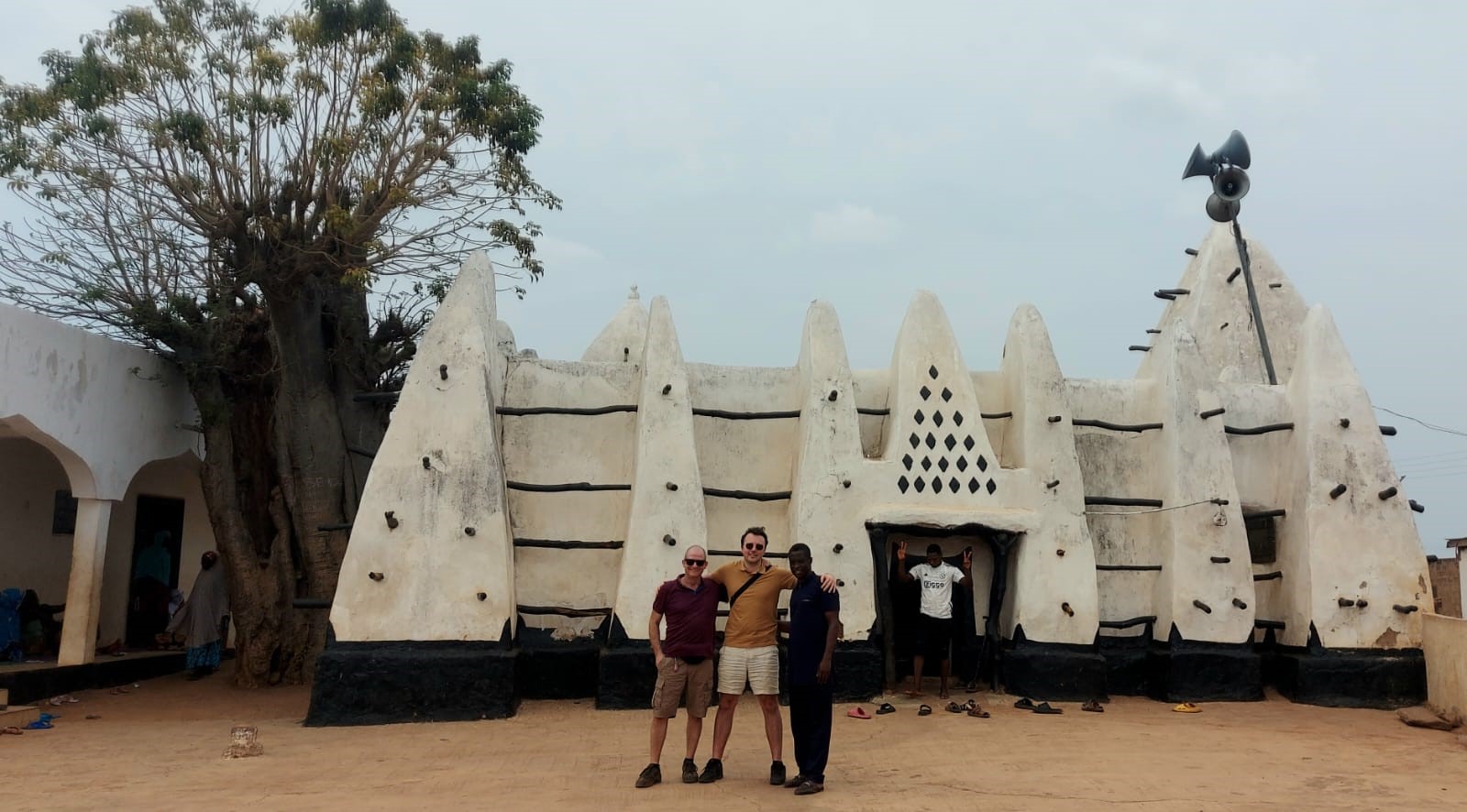 Wiel, Stephen en ik voor de Larabanga Mosque