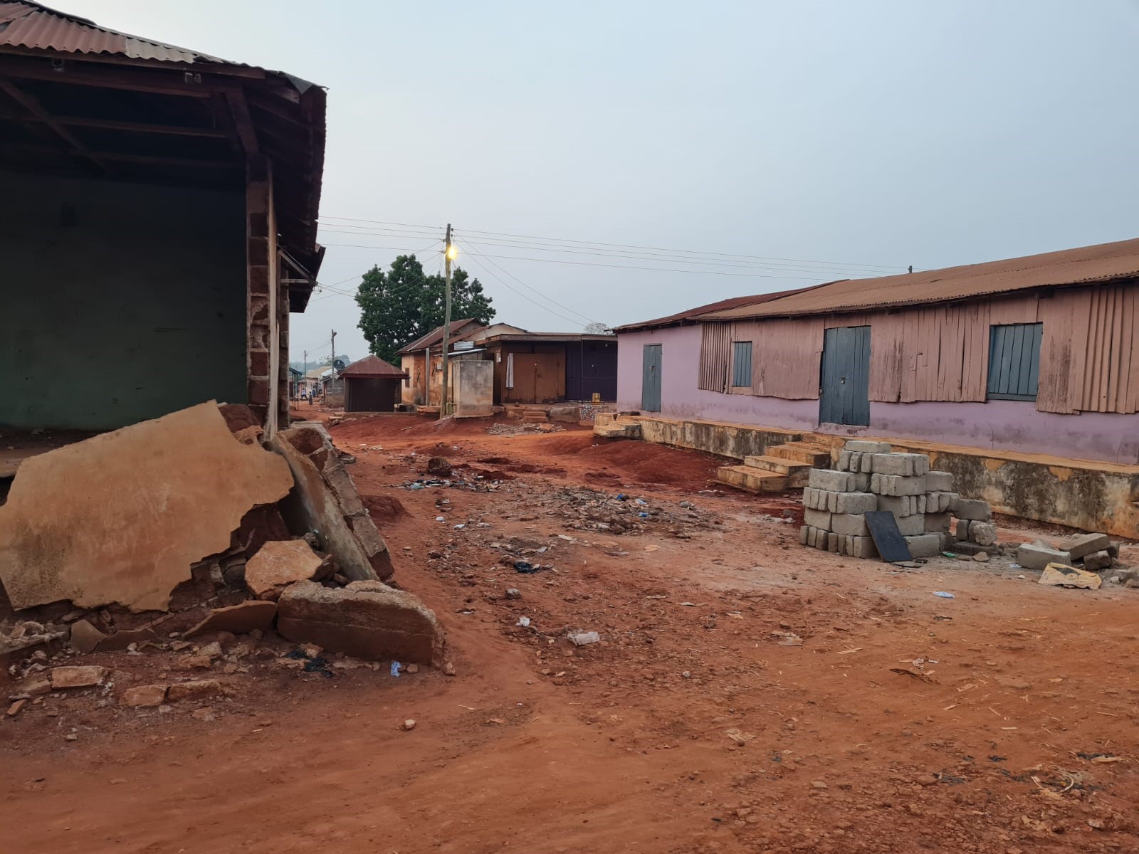 Zomaar een zijstraat in Duayaw Nkwanta